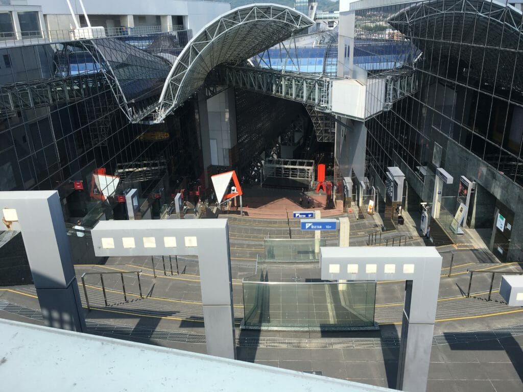 京都駅　大階段　２
